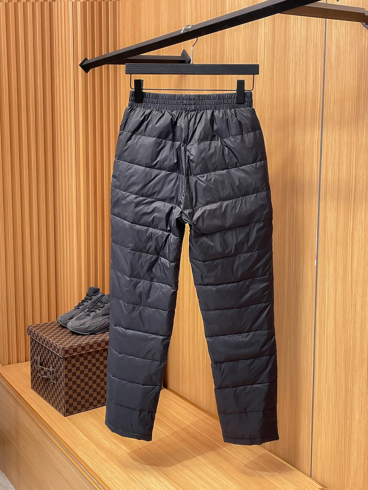 P490 Canada Goose 25 new autumn and winter products🆕Thickened warm down pants are here🌹Winter essential outdoor windproof, lockable and warm. Made of professional-grade outdoor windproof, waterproof and breathable fabric. Lining is filled with 90% white duck down. Lightweight design, lightweight and warm. Seamless gluing process on the inside. Made of light and gall-free velvet fabric to effectively prevent velvet running. Original hardware accessories. Classic logo matching. Simple and versatile. The upper body is stylish and not bulky. The style is the same for men and women! Size: M-3XL.